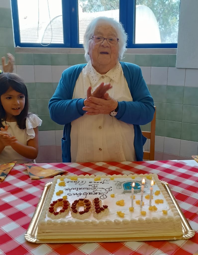 Órgão Executivo da JFNF oferece bolo à Centenária Dª Laurinda 
